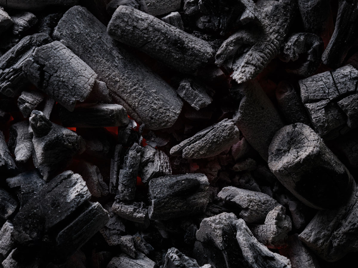  Fire & Flavor Carbón vegetal de madera dura natural de primera  calidad, carbón para asar a la parrilla, carbón para ahumador, mezcla de  roble y carbón de mezquite, 20 libras 